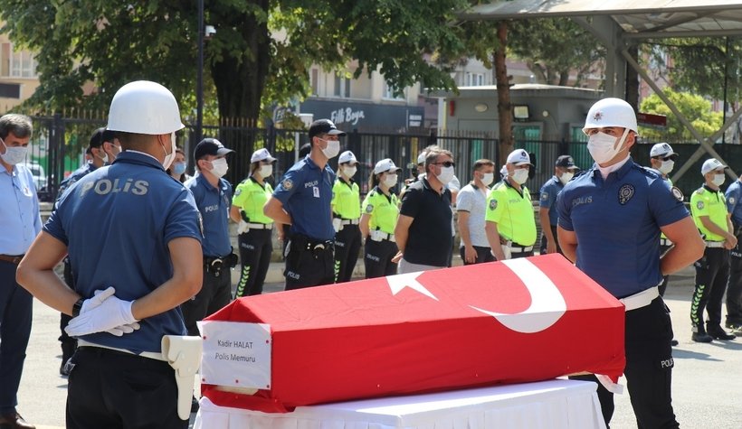 Polisin cenaze töreninde yürek yakan o an!