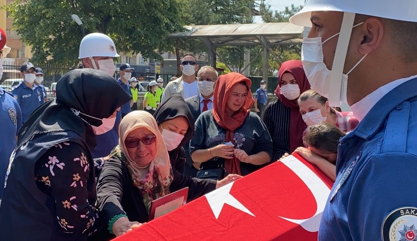 Polisin cenaze töreninde yürek yakan o an!