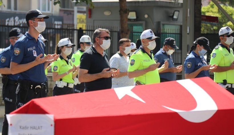 Polisin cenaze töreninde yürek yakan o an!