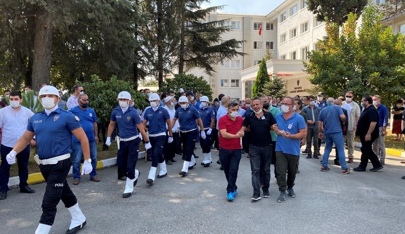 Polisin cenaze töreninde yürek yakan o an!