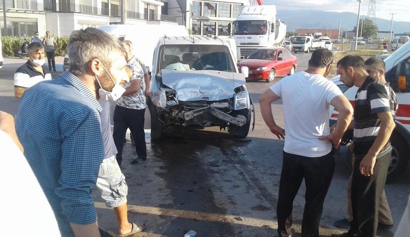 Kafa kafaya çarpıştılar: 3 yaralı