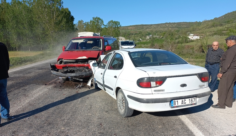 Kafa kafaya çarpıştılar: 5 yaralı