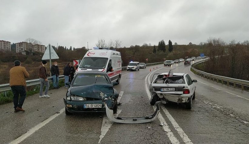 Kafa kafaya çarpıştılar:3 yaralı