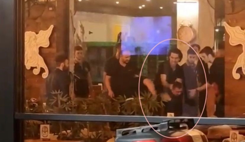 Kafede kadına zorluk çıkarınca yaka paça dışarı atıldı