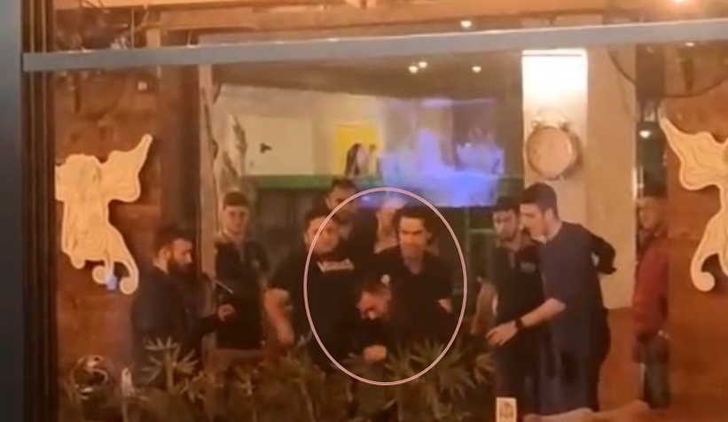 Kafede kadına zorluk çıkarınca yaka paça dışarı atıldı