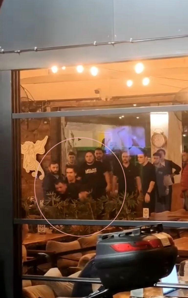 Kafede kadına zorluk çıkarınca yaka paça dışarı atıldı