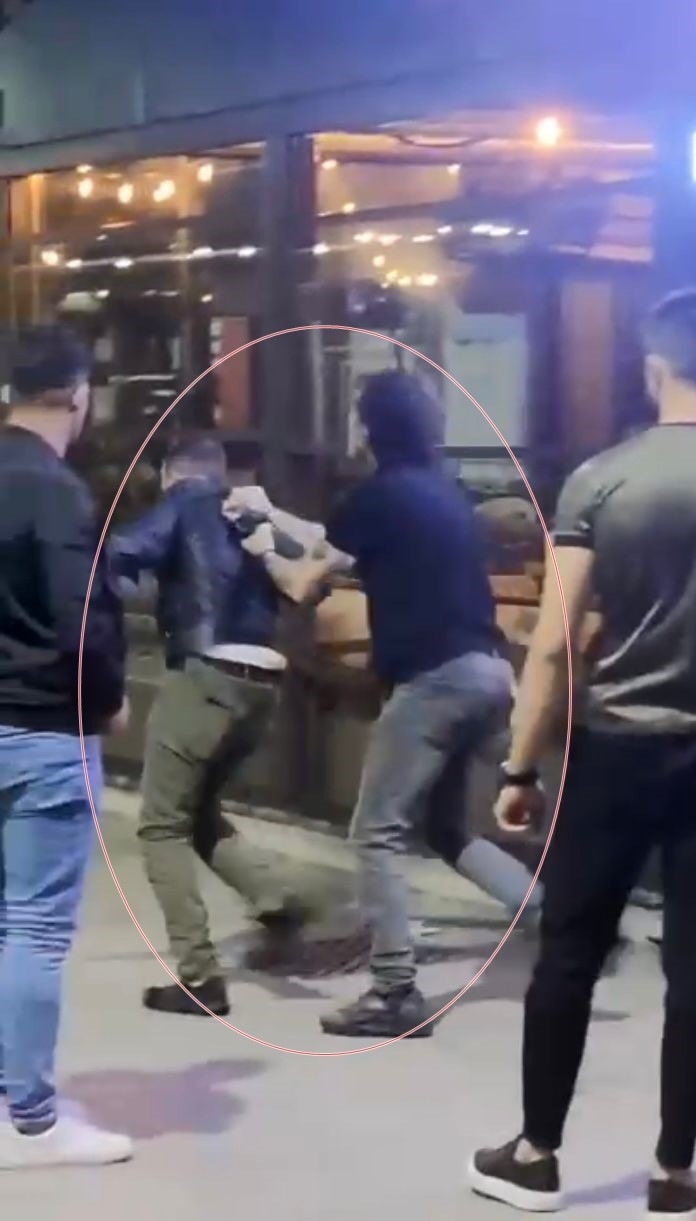 Kafede kadına zorluk çıkarınca yaka paça dışarı atıldı