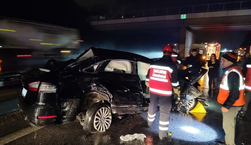 kagit-gibi-ezilerek-hurdaya-donen-otomobilde-3-kisi-yaralandibdzzdtb6ug