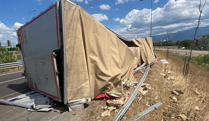 Kağıt rulo yüklü tır devrildi: 1 yaralı