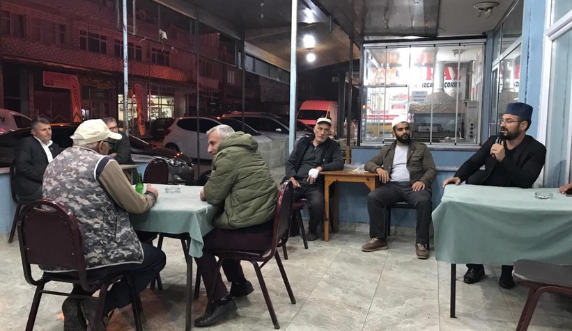 Kahvehanede oturan vatandaşlara vaaz vermeye başladı