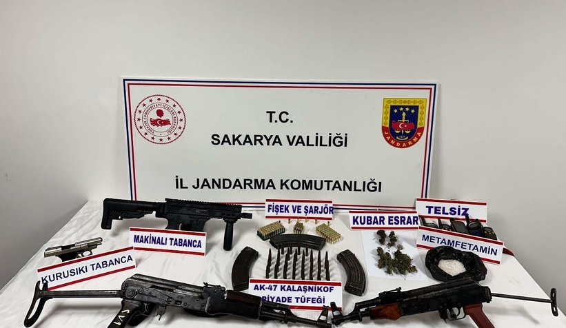 Kalaşnikoflarla yakalandılar