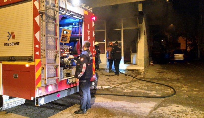 Kaldığı işyerini ateşe verdi