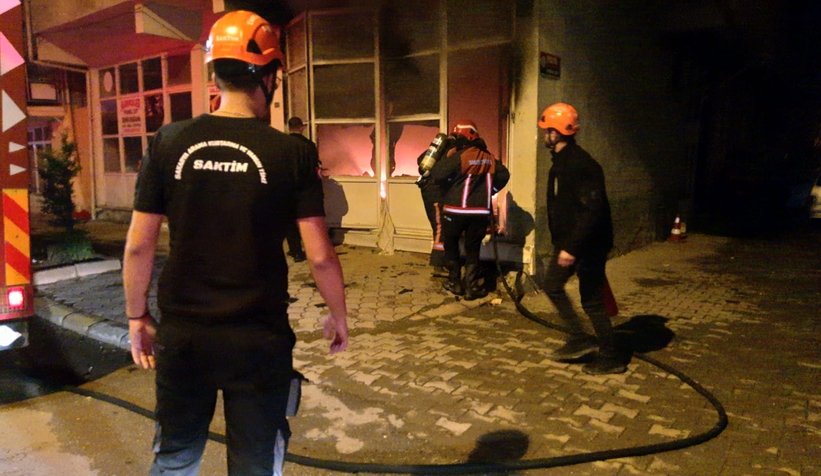 Kaldığı işyerini ateşe verdi
