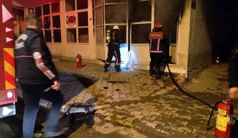 Kaldığı işyerini ateşe verdi