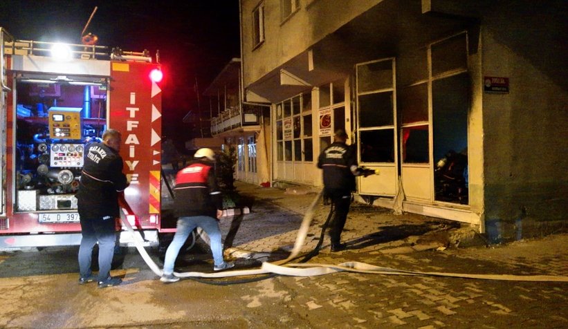 Kaldığı işyerini ateşe verdi
