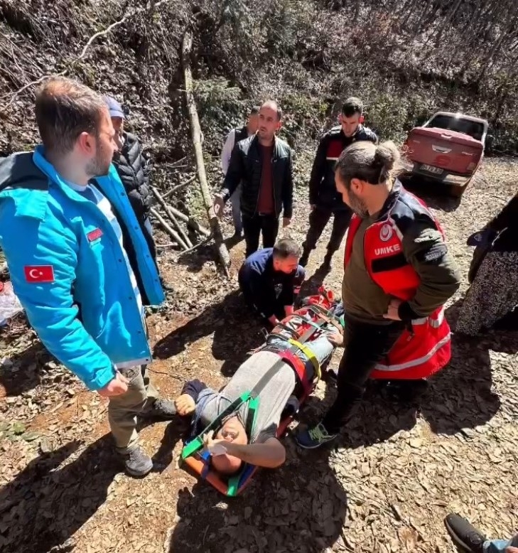 Kaldirik otu toplarken bacağını kırdı, UMKE ekibince kurtarıldı