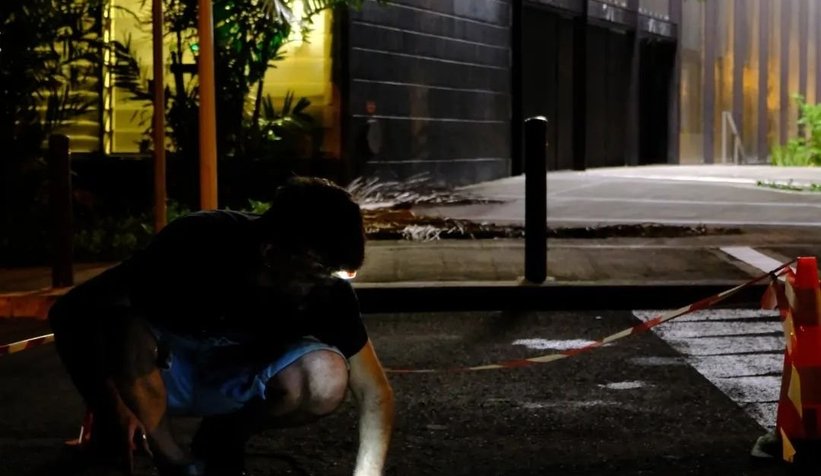 Kaldırım çatlaklarını mozaik sanatıyla onarıyor