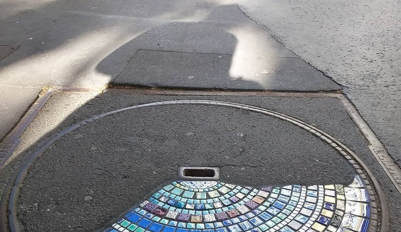 Kaldırım çatlaklarını mozaik sanatıyla onarıyor