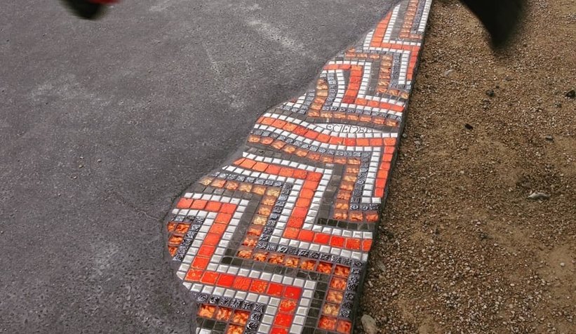 Kaldırım çatlaklarını mozaik sanatıyla onarıyor