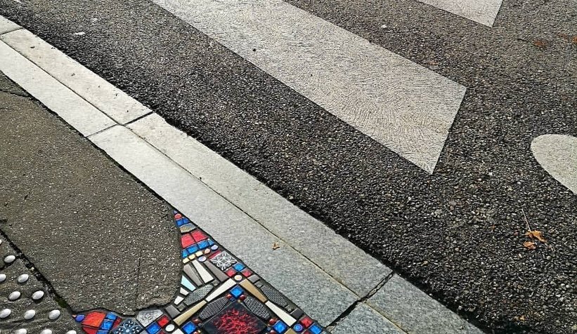 Kaldırım çatlaklarını mozaik sanatıyla onarıyor