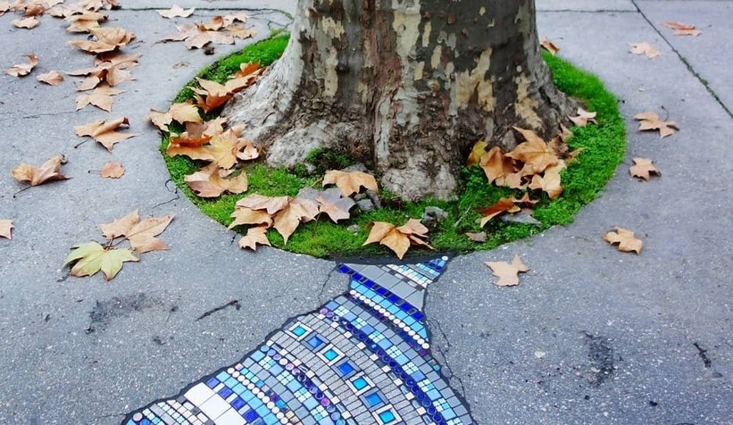 Kaldırım çatlaklarını mozaik sanatıyla onarıyor