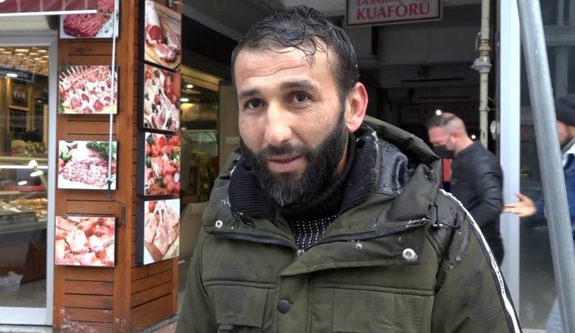 Kaldırımda yürürken üstüne kar kütlesi düştü