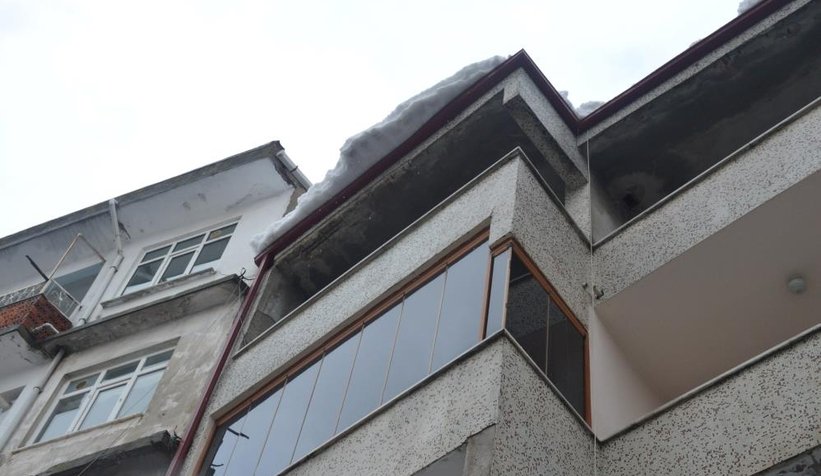 Kaldırımda yürürken üstüne kar kütlesi düştü