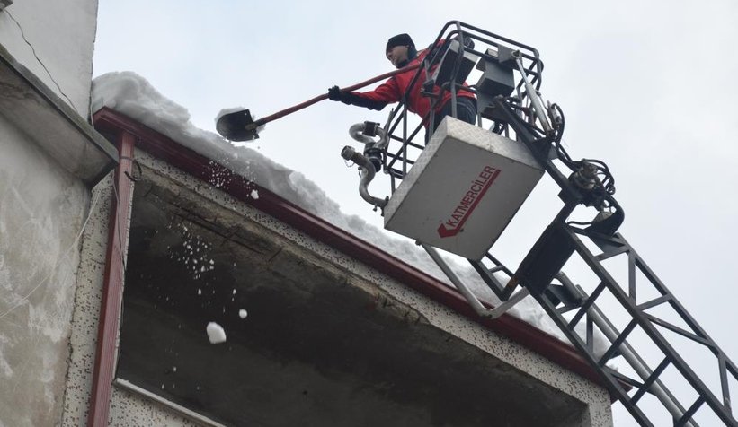 Kaldırımda yürürken üstüne kar kütlesi düştü