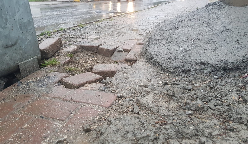 kaldirimlar-delik-desik-oldu-vatandas-tepkilis2detxavdn