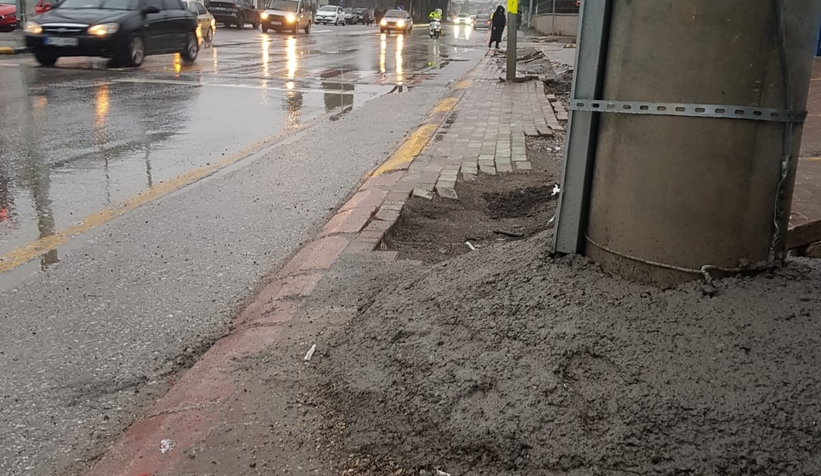 kaldirimlar-delik-desik-oldu-vatandas-tepkilis2detxavdn