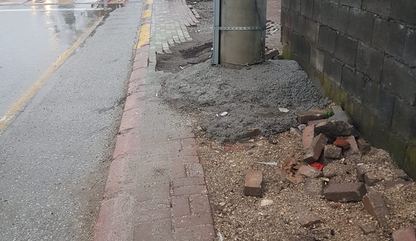 kaldirimlar-delik-desik-oldu-vatandas-tepkilis2detxavdn
