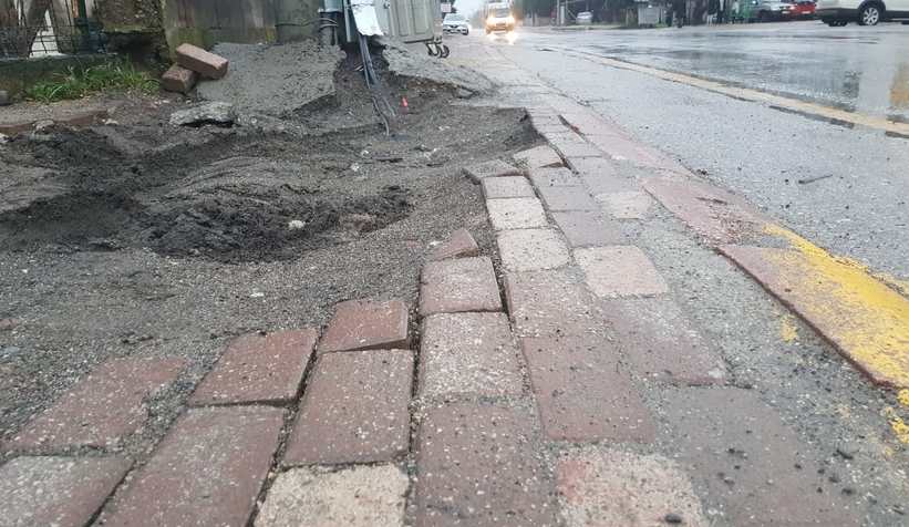 kaldirimlar-delik-desik-oldu-vatandas-tepkilis2detxavdn