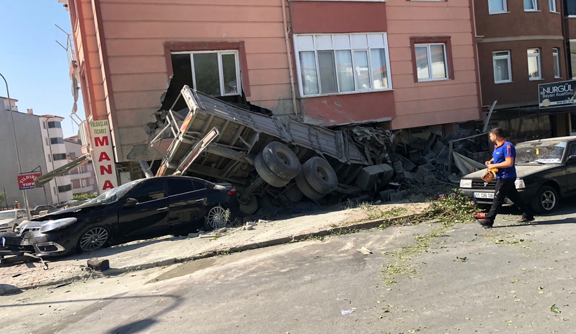 Kamyon 4 aracı biçip manav dükkanına girdi: 3 yaralı