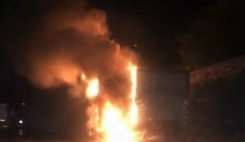 Kamyon alev alev yandı