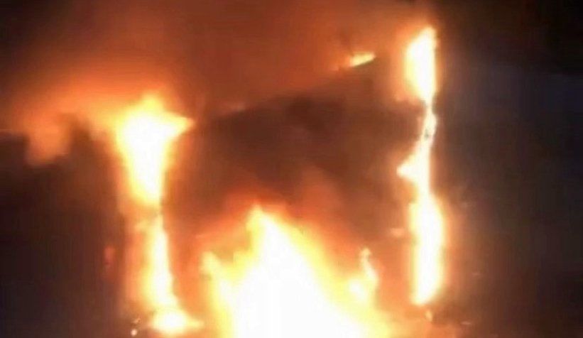 Kamyon alev alev yandı