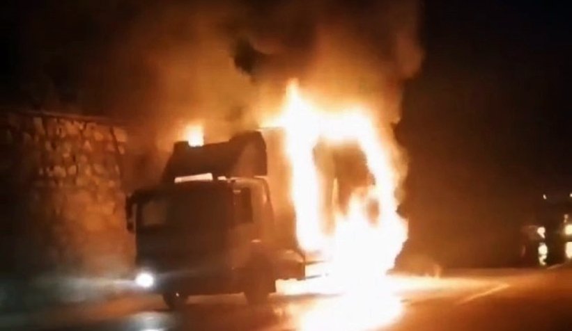Kamyon alev alev yandı