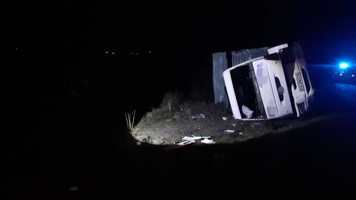 Kamyon devrildi, sürücü yaralı