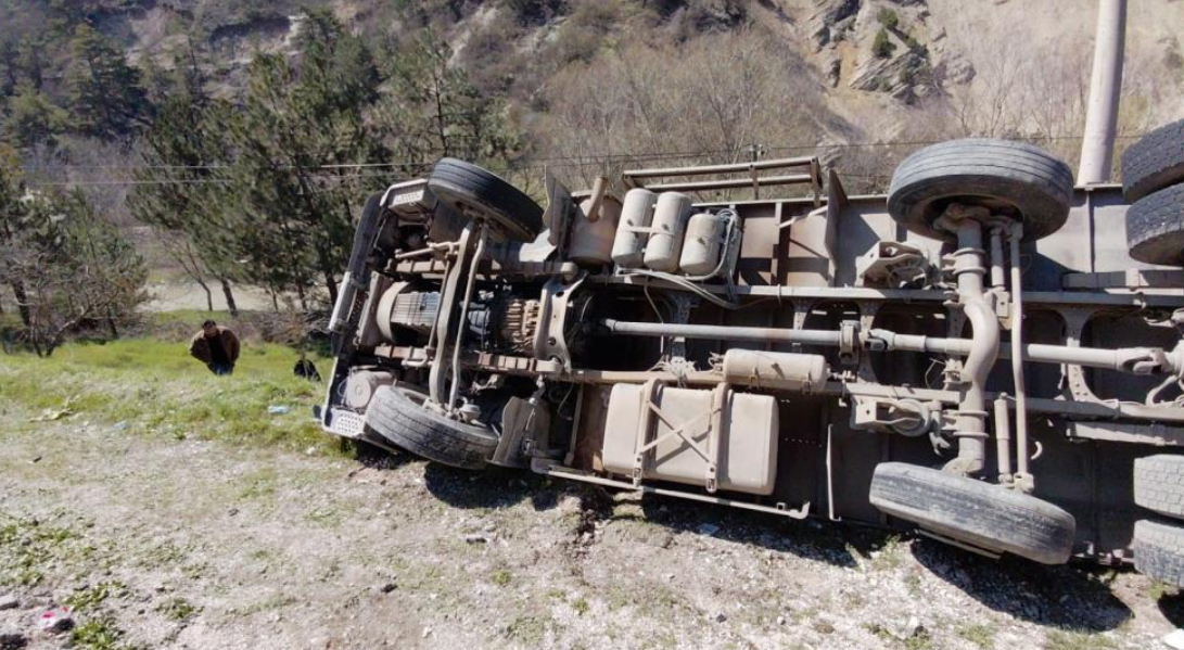 Kamyon devrildi; Tavuklar telef oldu