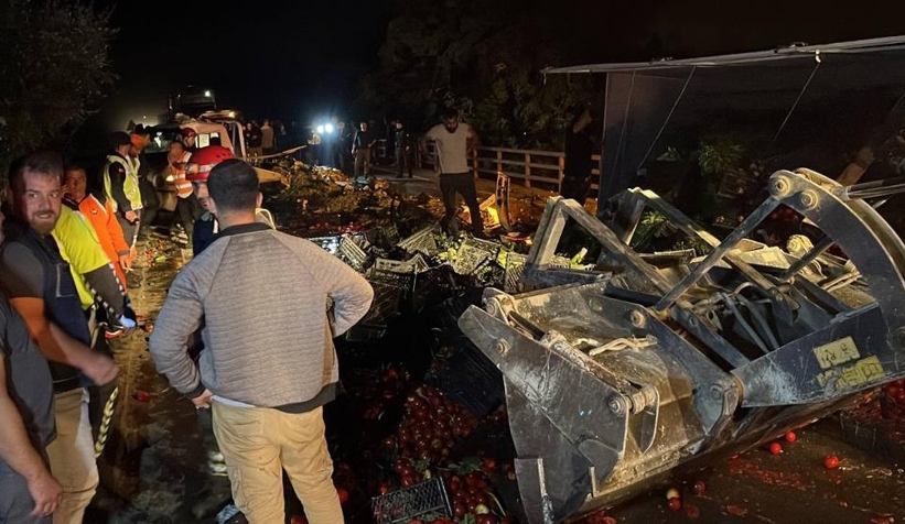 Kamyon ile kamyonet çarpıştı: 1 ölü, 6 yaralı