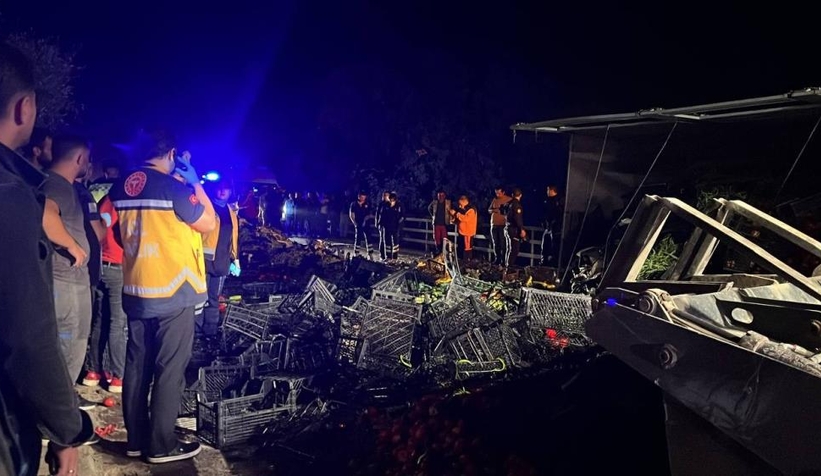 Kamyon ile kamyonet çarpıştı: 1 ölü, 6 yaralı