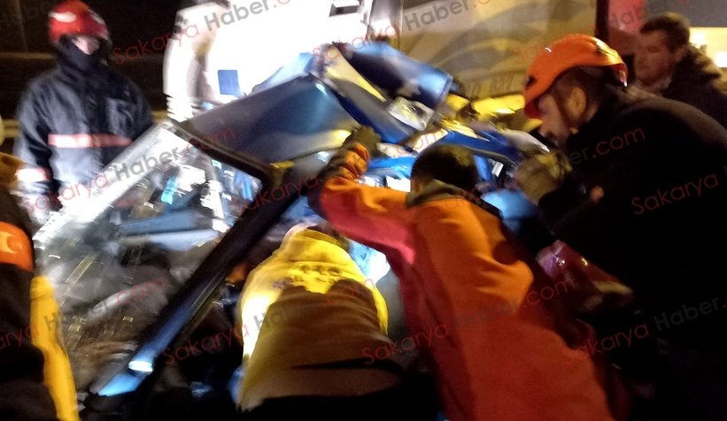 Kamyon otomobili biçti: 3 yaralı