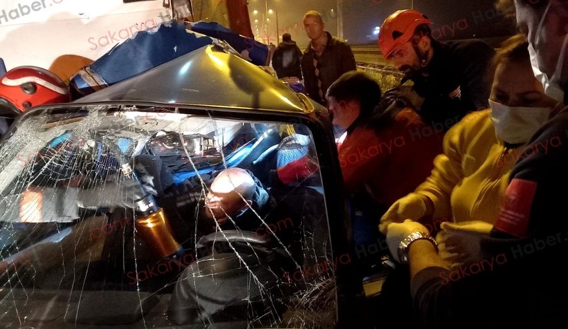 Kamyon otomobili biçti: 3 yaralı