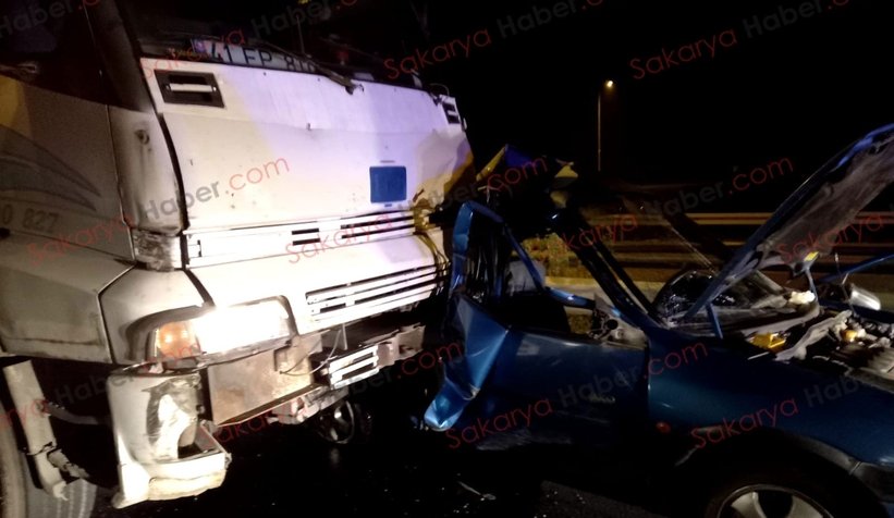 Kamyon otomobili biçti: 3 yaralı