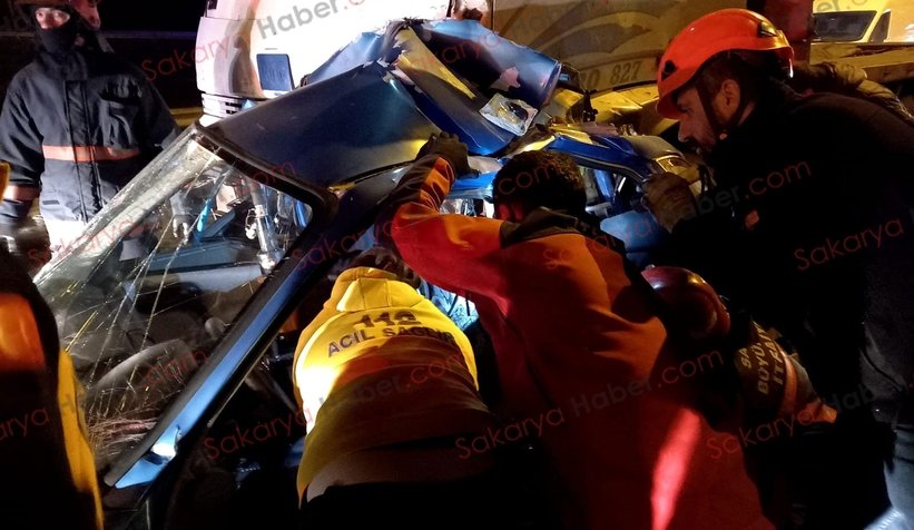 Kamyon otomobili biçti: 3 yaralı