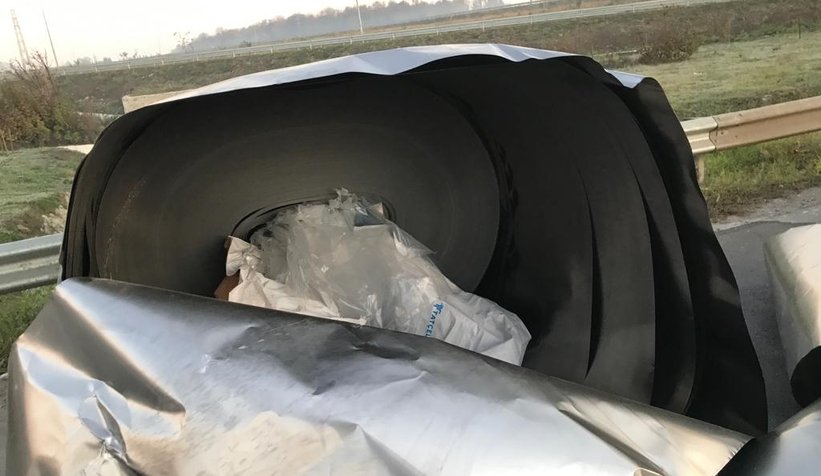 Kamyon otomobili biçti: 3 yaralı