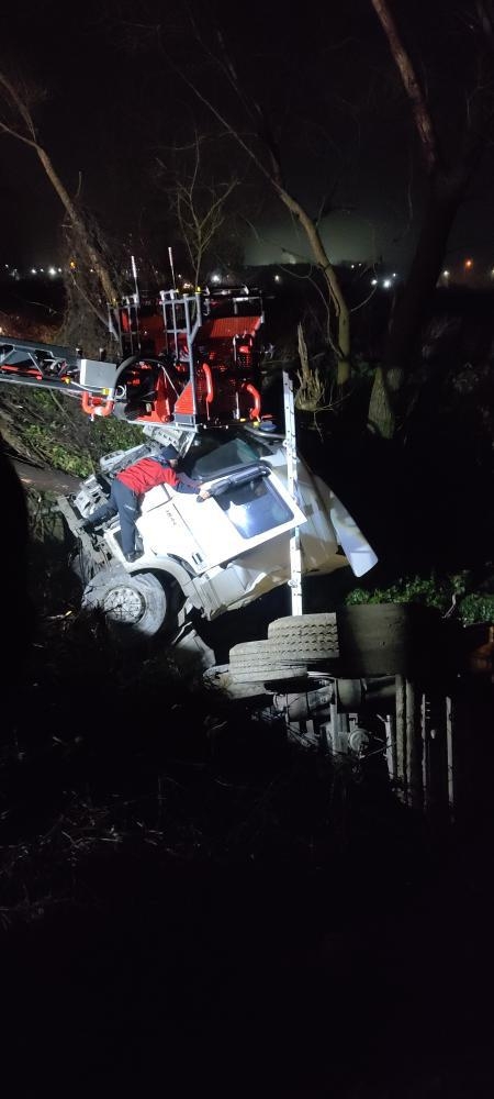 Kamyon sürücüsünü kurtarmak için seferber oldular