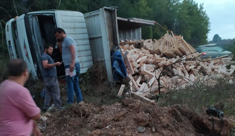 Kamyon yan yattı, sürücü yaralandı