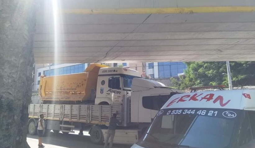 Kamyon yüklü tır alt geçitte mahsur kaldı