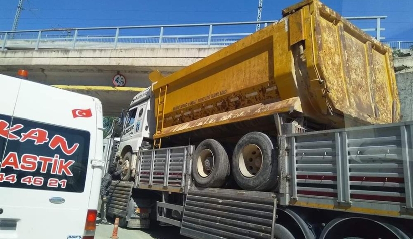 Kamyon yüklü tır alt geçitte mahsur kaldı