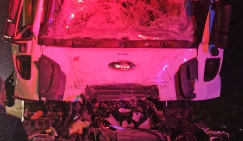 Kamyona arkadan çarpan tırın sürücüsü öldü